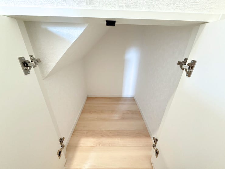 1階廊下収納。トイレットペーパーやティッシュ、洗剤など、かさばるけどストックしておきたい日用品ってありますよね。そんな時にあると便利な収納スペースです♪