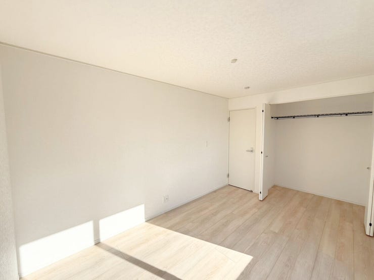 2階6.7帖洋室、別角度。家具やインテリアなどを合わせやすいシンプルな内装はコーディネートの幅が広がります。自分らしさあふれる好きなものを詰め込んだ癒しのプライベート空間をつくる楽しさを。