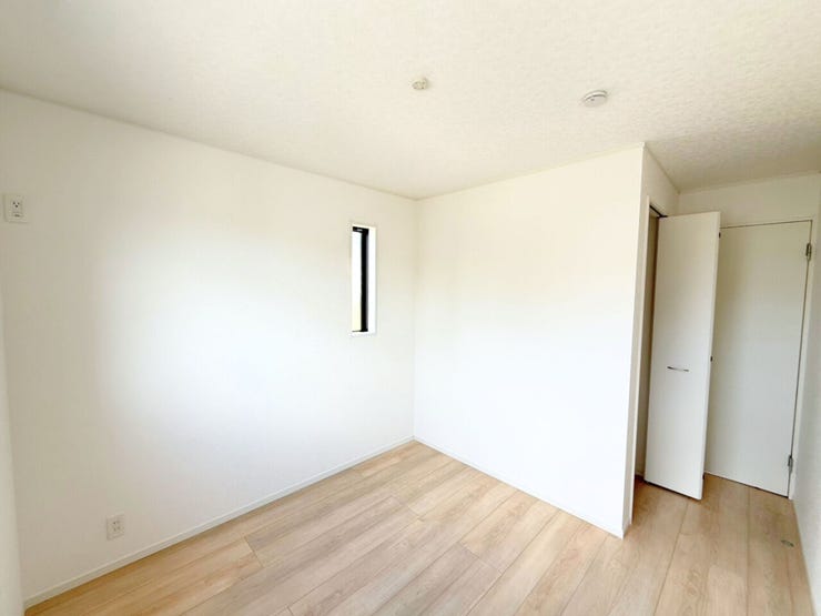 2階5.2帖洋室。たっぷりしまえるクローゼット付で毎日のコーディネートが楽しくなります。「今日は何を着ようかな?」心をウキウキさせながら、お気に入りの服を選ぶ楽しみを。