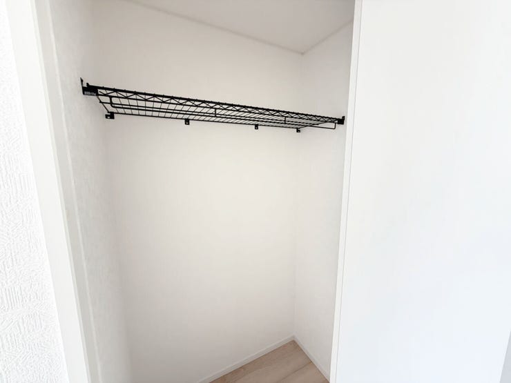 2階5.2帖洋室内収納。たっぷりしまえるクローゼットは毎日のコーディネートが楽しくなります。「今日は何を着ようかな?」心をウキウキさせながら、お気に入りの服を選ぶ楽しみを。