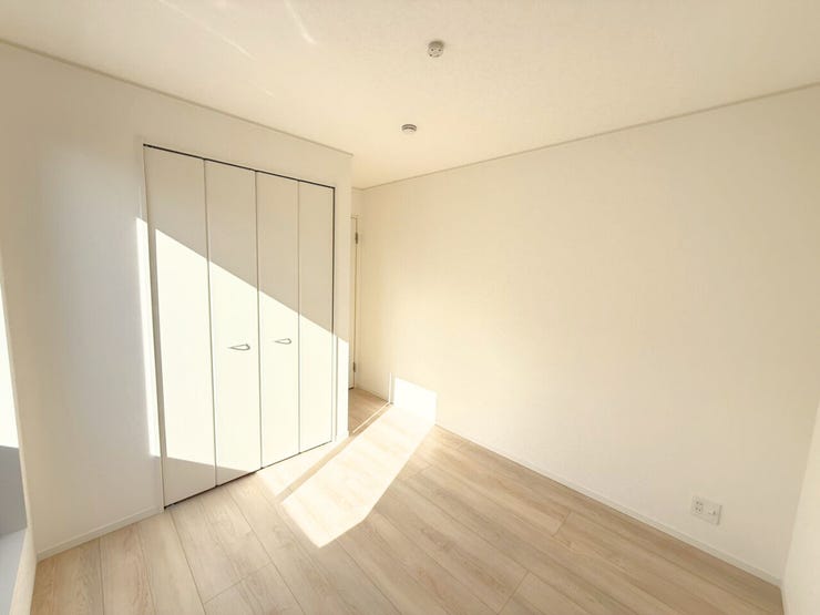 2階5帖洋室、別角度。自分だけの個室があるって素敵ですよね。勉学に没頭したり、じっくり読書を楽しんだり、音楽にひたったり。そんな満ち足りた日々を過ごすプライベート空間を。