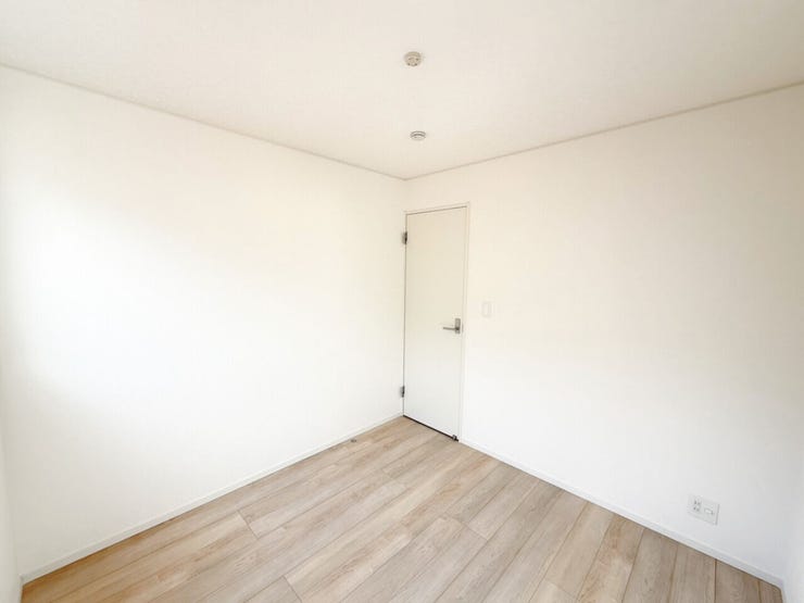 2階4.5帖洋室、別角度。収納スペースがない分、好きな収納家具を買ってお部屋をトータルコーディネートしてもるのも楽しそうです♪メルヘンに、シックに、カントリーに。思い思いのイメージするお部屋へ。