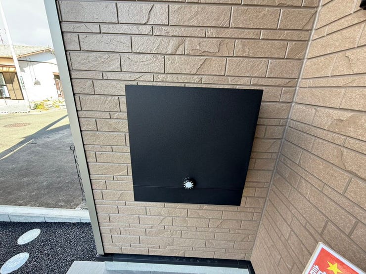 郵便物や新聞などが雨に濡れてしまったり、風に飛ばされてしまうのを防ぎ守ってくれるポスト付き。また、屋根付きのポーチ内にあるので傘をたたんでから余裕をもって取り出すことができます。