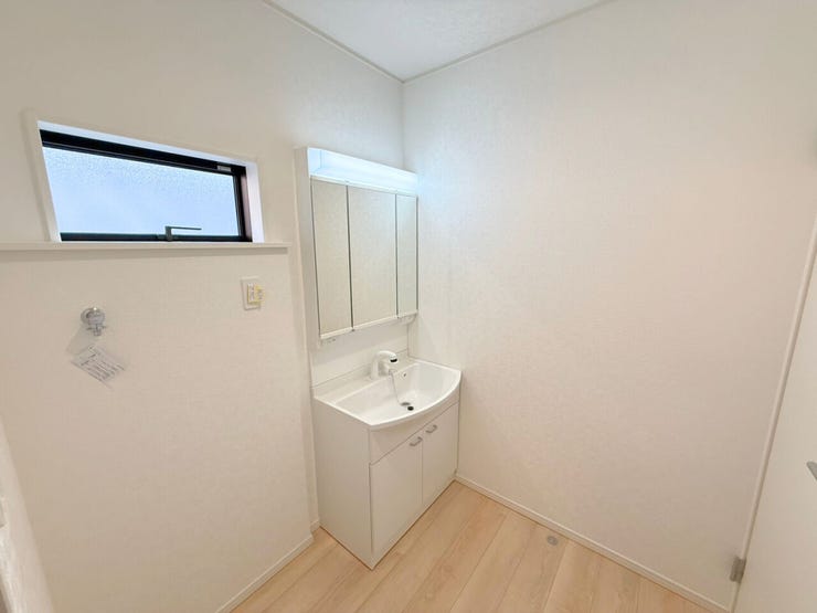 洗面台は横顔もチェックしやすい3面の鏡。鏡後ろは収納スペースとなっており、歯ブラシなどをしまえて便利です。また、洗面下にも収納スペースがあり、入浴剤やお風呂用洗剤などをしまっておけます。