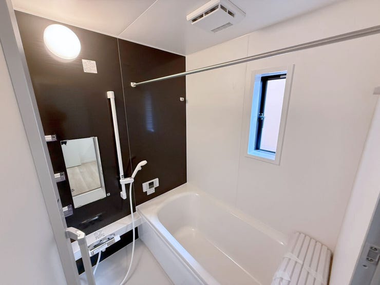 シャワーヘッドの位置を調整できるシャワースライドバー付き。髪を洗う時、体を洗う時、毎日のように使うからこそ、自分の好きな高さで浴びられるちょっとした便利さが嬉しい♪