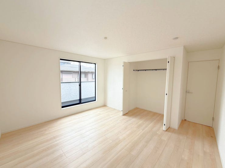 2階9.5帖洋室。バルコニーに面したお部屋なので掃き出し窓があり、日光が差し込みやすいため明るい空間が作れます。また、部屋が広く見える効果も♪お布団などを干しやすいのもうれしいポイント!