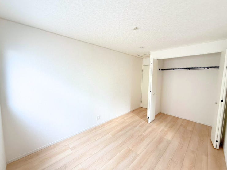 2階6.5帖洋室。たっぷりしまえるクローゼット付で毎日のコーディネートが楽しくなります。「今日は何を着ようかな?」心をウキウキさせながら、お気に入りの服を選ぶ楽しみを。