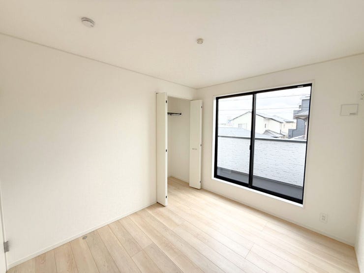 2階5.25帖洋室。自分だけの個室があるって素敵ですよね。勉学に没頭したり、じっくり読書を楽しんだり、音楽にひたったり。そんな満ち足りた日々を過ごすプライベート空間を。