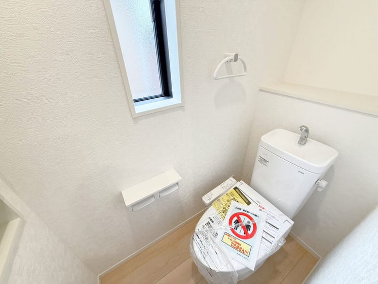 2階トイレ。シンプルな内装と清潔感のある白いトイレ。毎日のトイレタイムは落ち着ける空間がいいですよね。2階にもトイレが設置されているので、朝のトイレ渋滞がおきにくいです。