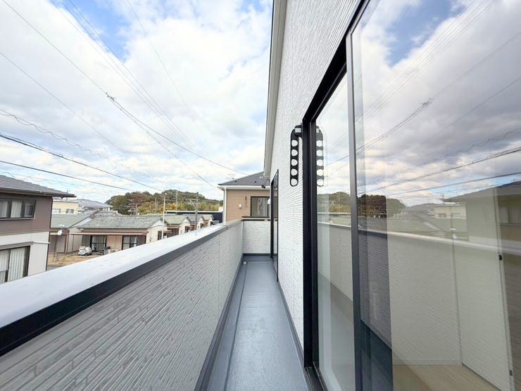 洗濯物やお布団などをたっぷり干せて、天日干ししやすい屋根なしバルコニー(西向き)。屋根がないことで室内にも日差しが届きやすく明るい空間が作れます。