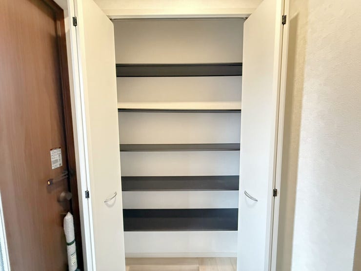 玄関収納。玄関がスッキリ片付く収納スペース付き♪たっぷり収納できると新しい靴が欲しくなりそう♪また、見やすい収納はお出掛け時の靴選びも楽しくなりそうです。