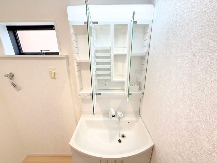 洗面台鏡裏の収納は歯ブラシ、化粧品、シェーバーなどの日用品をスマートに収納できるため、洗面台周りがごちゃつかず、来客時にも生活感を出さずに済みます。