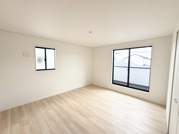 2階9.5帖洋室、別角度。家具やインテリアなどを合わせやすいシンプルな内装はコーディネートの幅が広がります。自分らしさあふれる好きなものを詰め込んだ癒しのプライベート空間をつくる楽しさを。