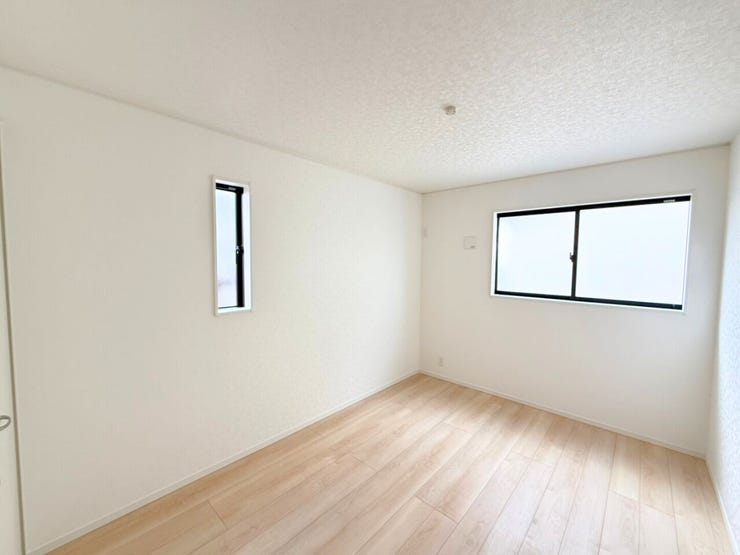 2階6.5帖洋室、別角度。「ランプはどんなデザインにしようかな?」「ベッドのサイズはどれくらいがいいだろう?」など、自分の部屋になったらどのようにレイアウトしようかと楽しく想像してみてください。