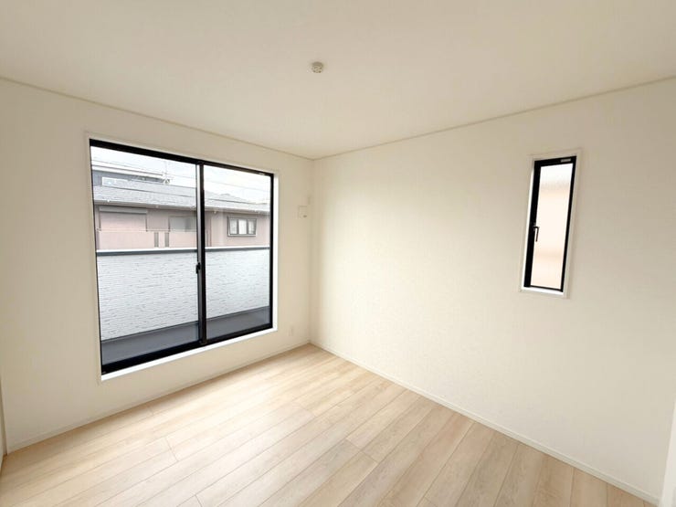 2階5.25帖洋室、別角度。1日で一番心安らぐ場所。そんなお部屋を作りませんか?自分の好きなこと、好きなものでお部屋をいっぱいにし、誰にも邪魔されない空間を。