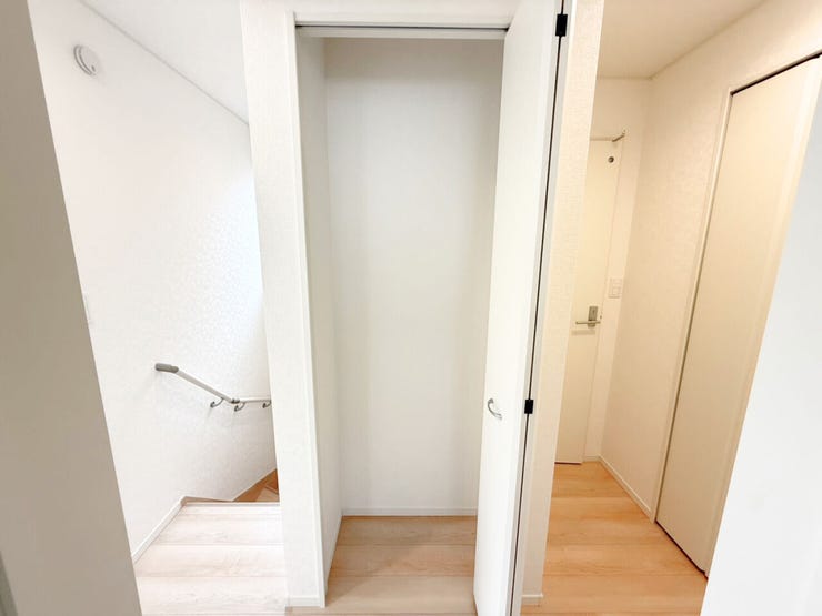 掃除用具やトイレットペーパーなどの日用品をしまえる2階の廊下収納♪居室の収納とは別に収納スペースがあることで、気兼ねなくサッとしまえてサッと取り出せます。