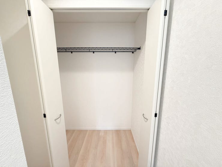 掃除用具やトイレットペーパーなどの日用品をしまえる2階の廊下収納♪居室の収納とは別に収納スペースがあることで、気兼ねなくサッとしまえてサッと取り出せます。