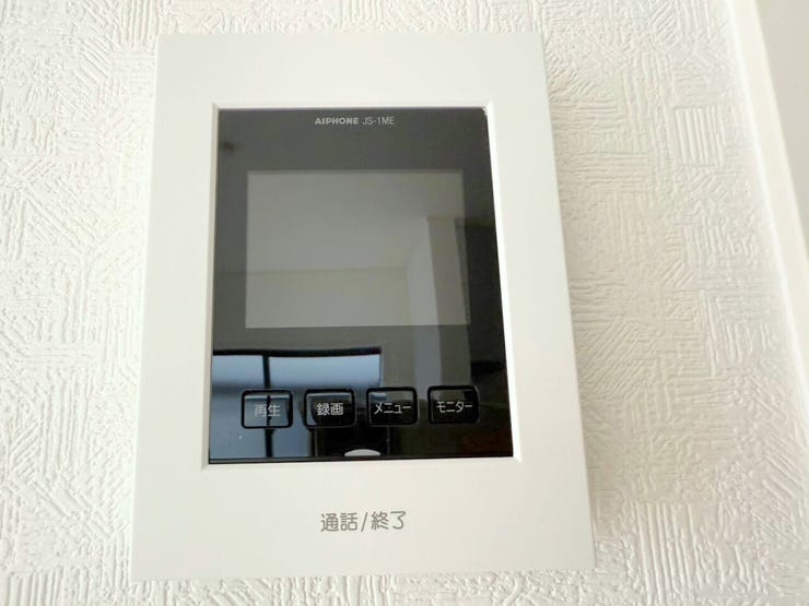 モニター付きインターホンはドアを開ける前にモニターで来訪者の顔を確認できるので、誰が来たのかを事前に判別し、不用意なドアの開放を防ぐことができます。