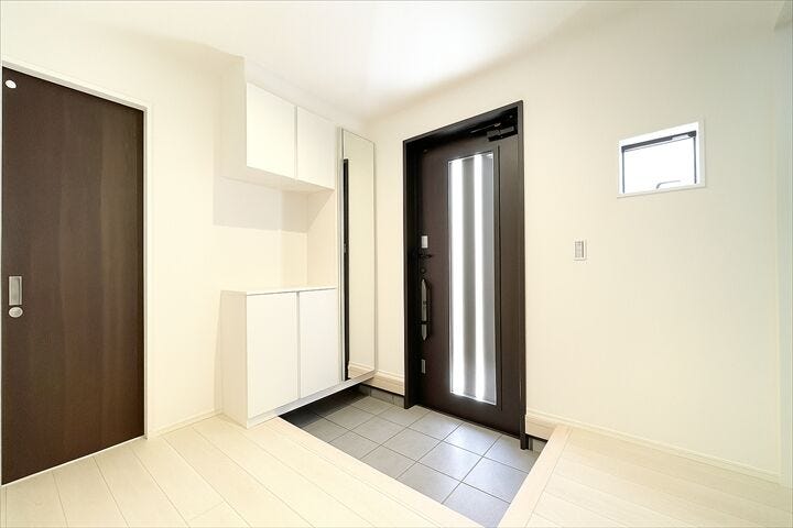 玄関には収納棚が設置されています。
家族全員分の靴など片付けておけるので
スッキリとした空間を保てます◎