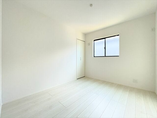 北向き部屋は柔らかな光が長時間続くので、
勉強やデスクワークなど落ち着いて作業したいという方には
向いているといえます。