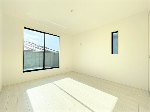 バルコニーへ出入りのすることが出来るお部屋です。
お部屋の中には南向きの窓から暖かな光と風が入り込む素敵な空間になります。