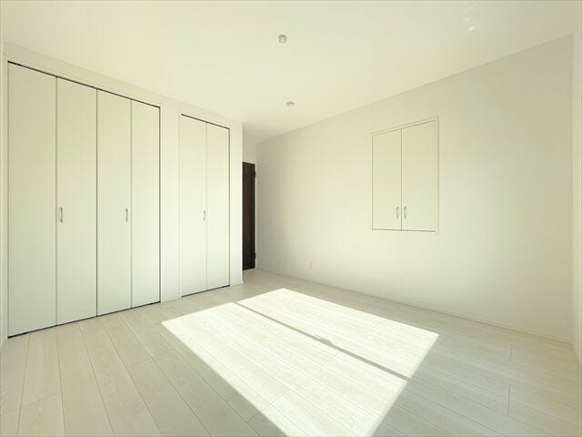 収納BOXを使い分けてスペースをうまく使うことで
よりたくさんのスペースを作ることが出来ます。
上部には、あまり使わないものや時期の違う洋服の収納ができそうです。