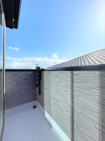 日差しを遮るオーニングやシェードなどを設置すれば夏場でも快適なスペースとなります。
設置することで、室内温度の上昇を抑えるとともに、エアコンなどの電気使用量を低減することにもつながりますね。