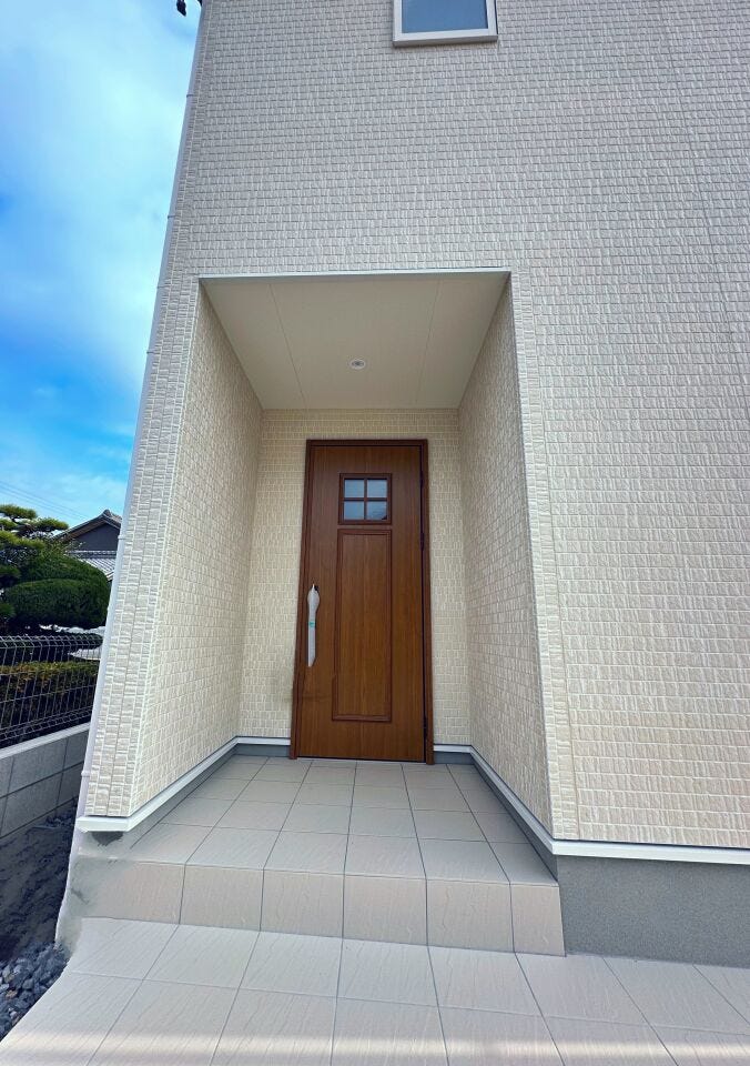 オシャレなエントランスでお客様をお迎えできます。ポスト・インターホンが設置してあります。