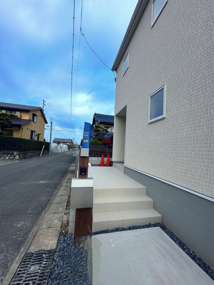 玄関ドアには防犯型玄関錠が装備されています。ポスト・モニター付きインターホン・照明が設置してあります。