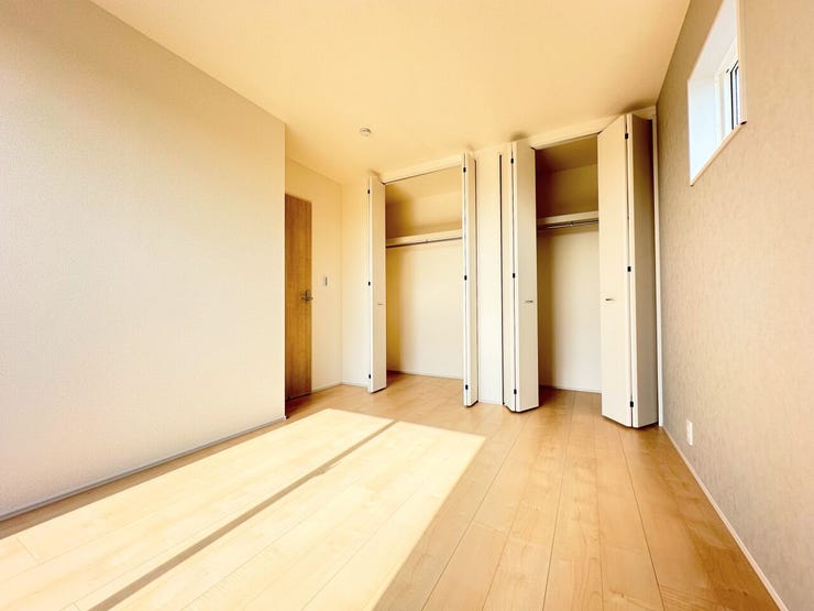 すべての洋室には、たっぷり収納できる大型クローゼットが設置してあります。