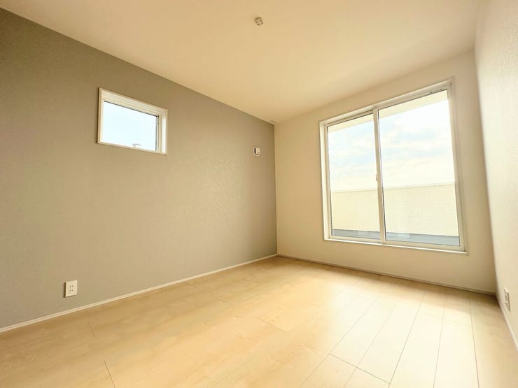 排気ファンから低風量で24時間強制排気し、家の中の空気をいつも新鮮に保ち、窓には断熱性・保温性にすぐれ、省エネ効果のあるペアガラスを採用。冬には結露を防止します。