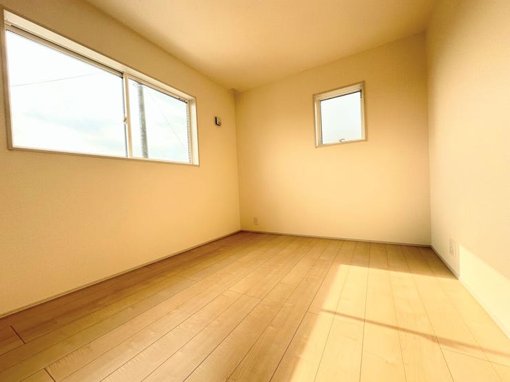 窓には断熱性・保温性にすぐれ、省エネ効果のあるペアガラスを採用しました。冬には結露を防止します。