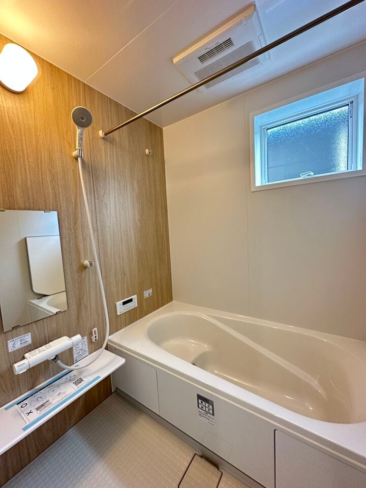 ゆったり入れる浴槽や、一坪サイズのゆとりの空間で床面に細かな排水溝を加工してあることで、乾きやすく、滑りにくく、汚れにくい仕様になっており、浴室換気乾燥暖房機も設置あり。