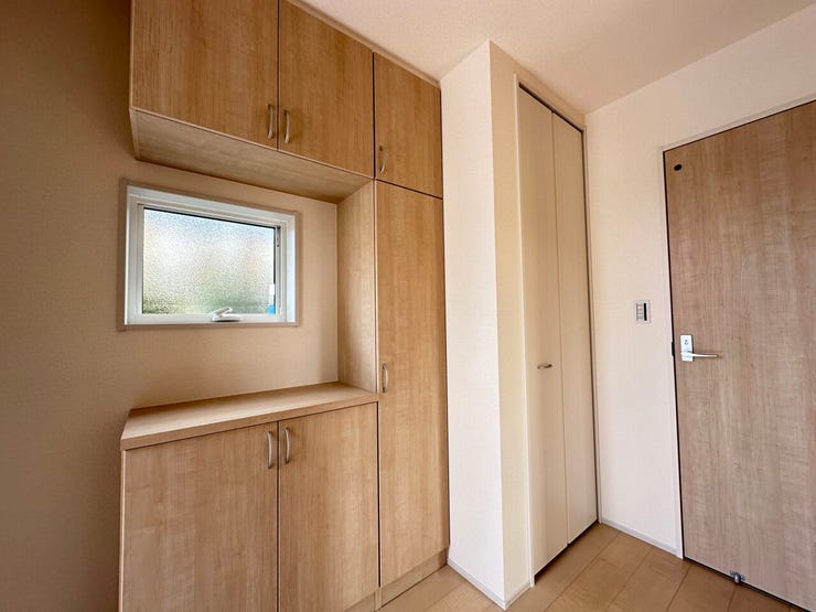 オシャレなエントランスでお客様をお迎えできます。ポスト・インターホンが設置してあります。