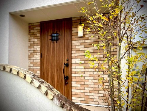 温かみのある玄関前