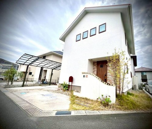 【外観】
土地面積:165.85m2(50.16坪)
2台駐車可能 カーポートあり