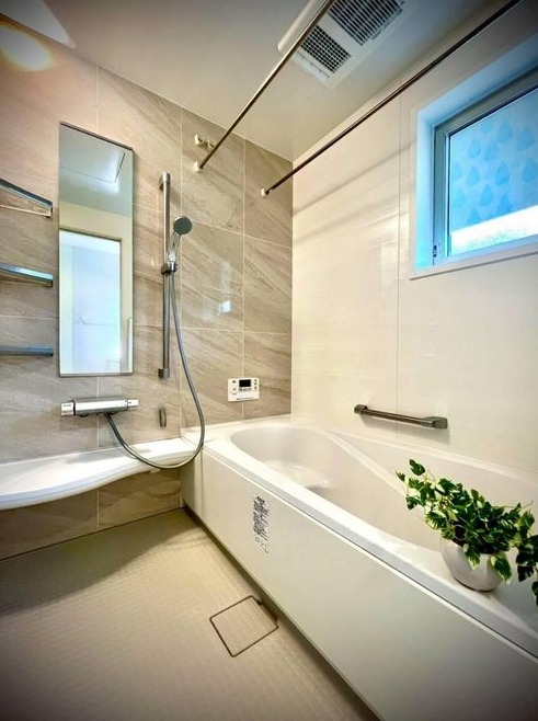 浴室暖房換気扇付き♪
1坪タイプで足も伸ばせます