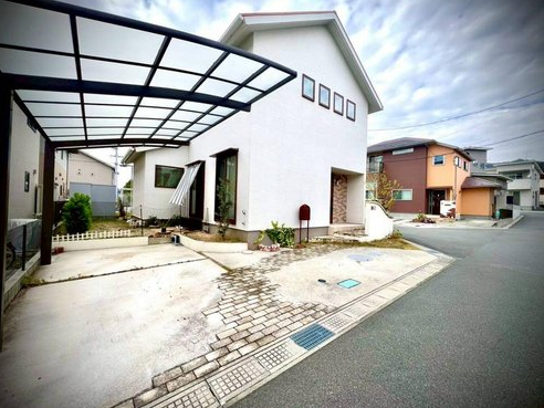 2台駐車可能♪
カーポート付きも嬉しいポイント