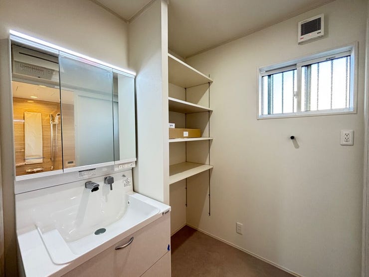 可動棚付の収納完備!タオルやお子様の下着等収納しておけば帰宅後のお着替えや入浴時に便利です!