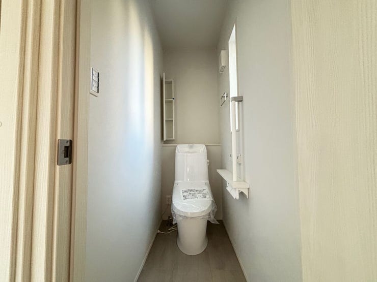 温水洗浄便座のトイレ!手すり付きでお子様やご年配の方も使いやすい設計ですね!