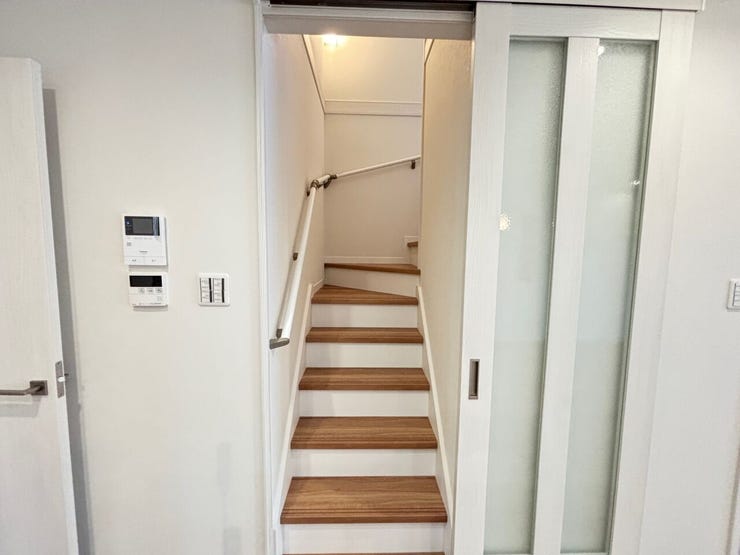 手すり付きの階段は、ご年配の方にも安心です!