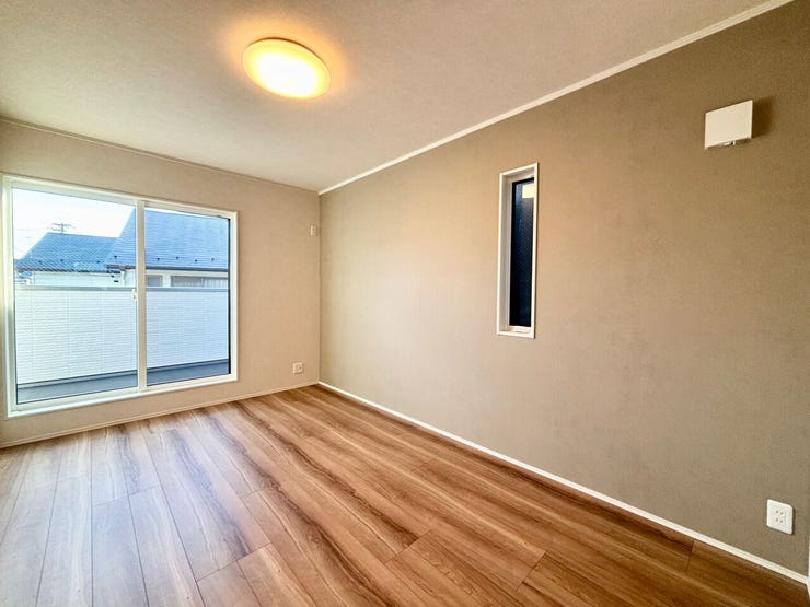 カラークロスがおしゃれな洋室です♪