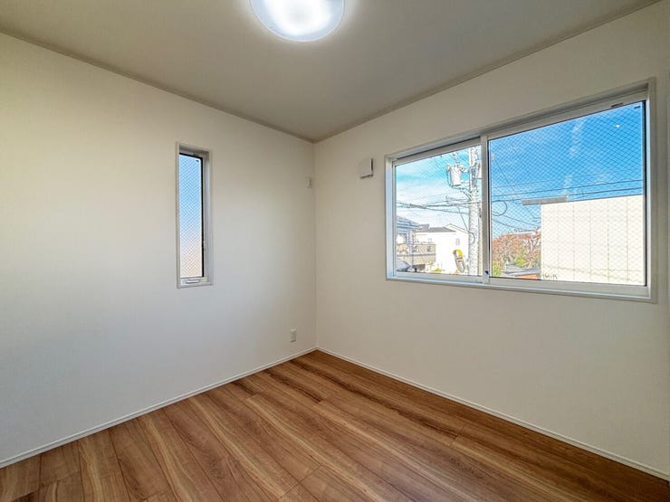 2面採光で明るい洋室です。