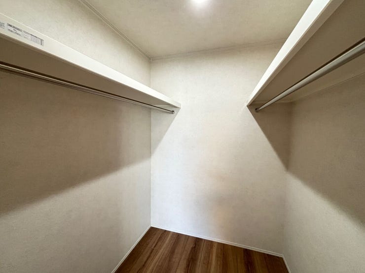 枕棚とハンガーパイプ付きのウォークインクローゼットです。バッグなどの小物もすっきりと収納できます!