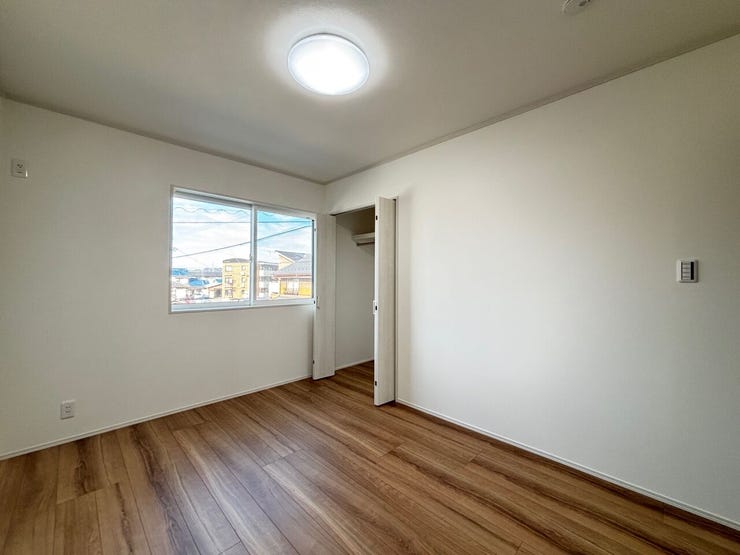 子供部屋にも枕棚とハンガーパイプ付きのクローゼットがあります。