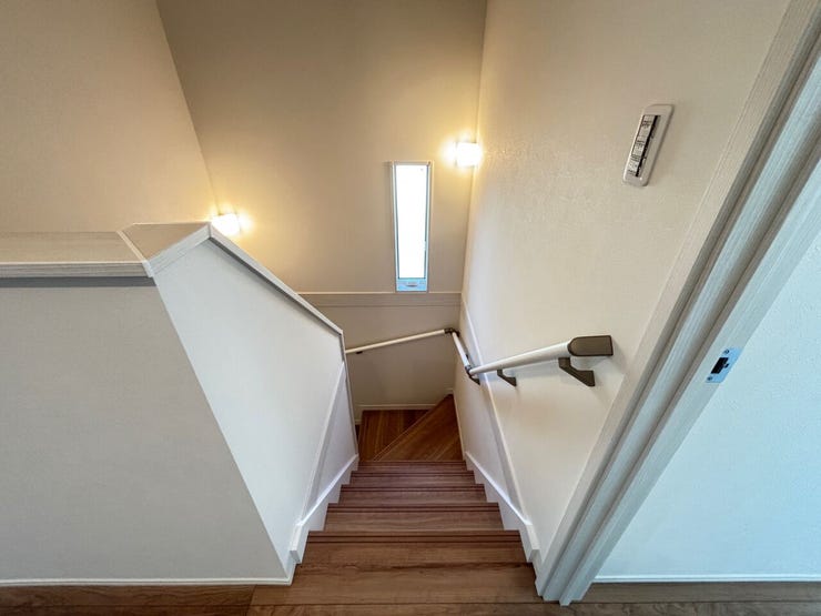 小窓と照明があり、明るい階段です!昇り降りも安心♪