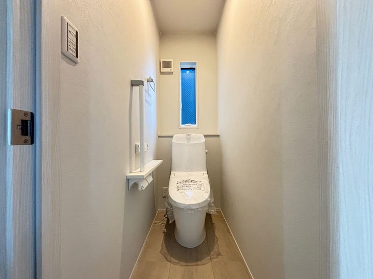 小窓付きの明るいトイレです!