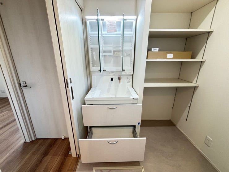 三面鏡の内側に収納完備!身支度に使うものがたっぷりと収納可能!朝の忙しい準備時も大変に便利です!