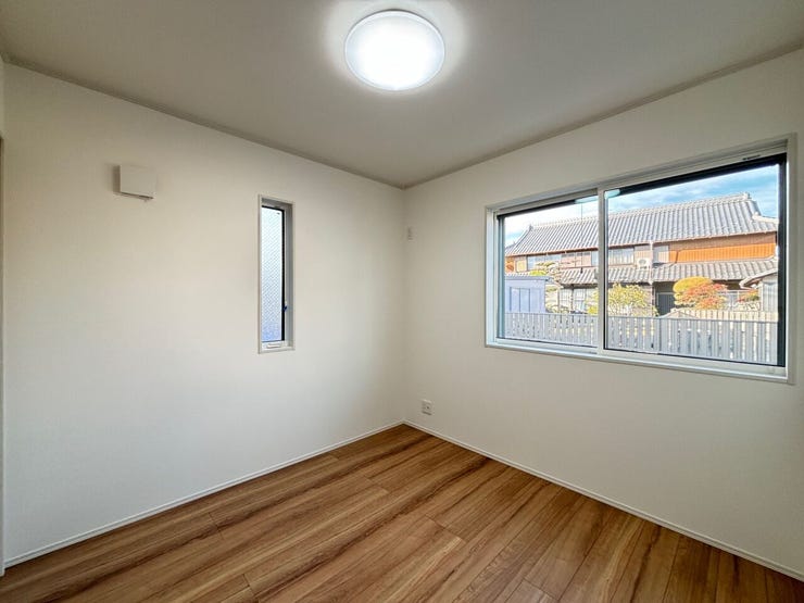 1階の洋室です。シャッター雨戸完備で防犯上も安心ですね♪