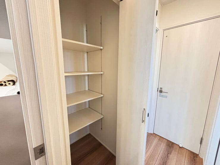 廊下にも収納付き!キッチンを出てすぐの収納ですのでパントリーーとして使っても良いですね♪